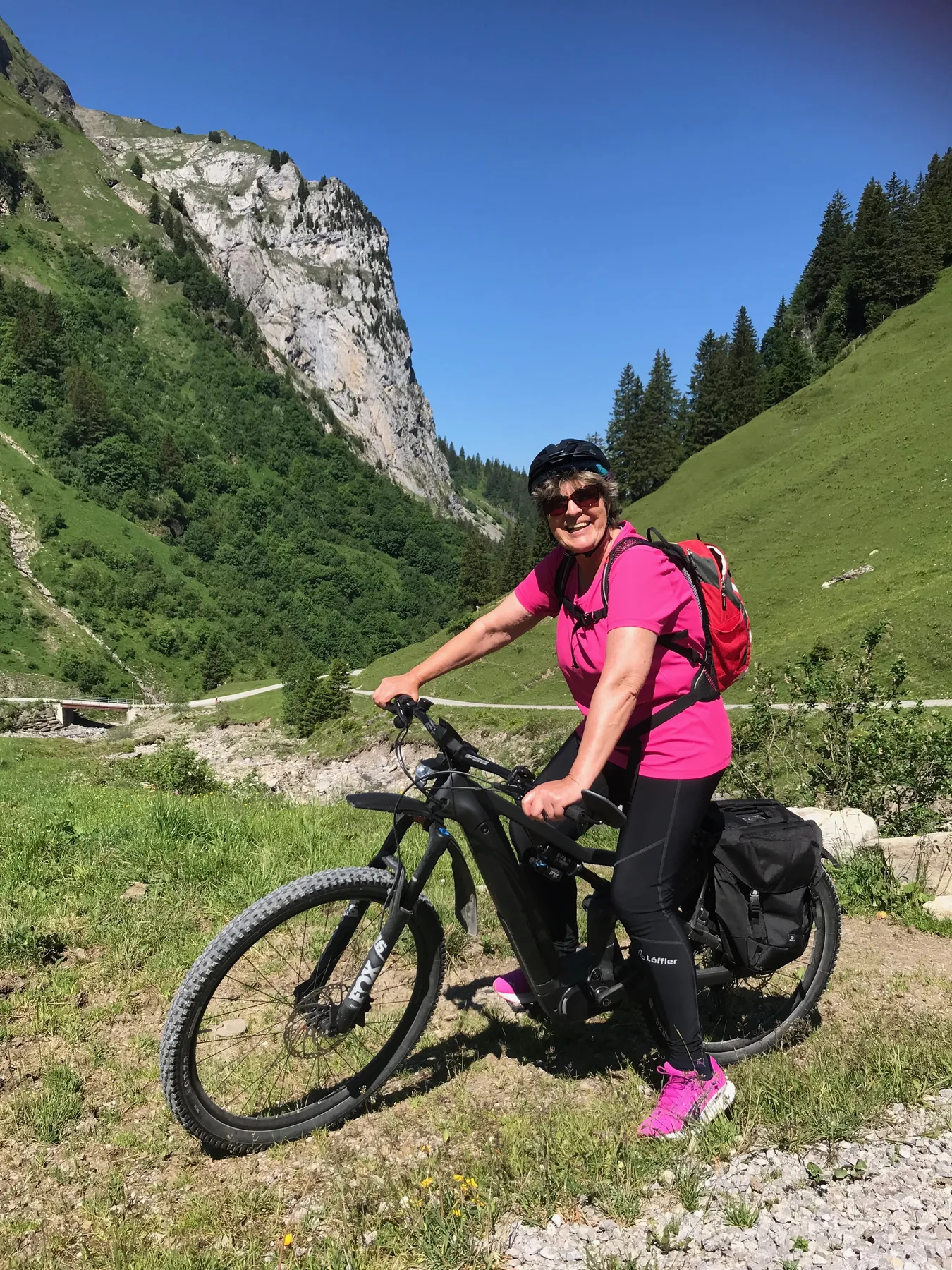 Velotour in einer Berglandschaft als Symbol für Bewegung
