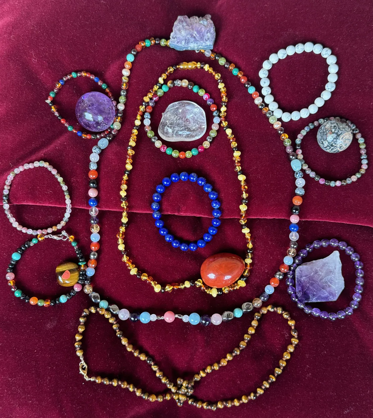 Auswahl farbiger Edelstein-Armbänder