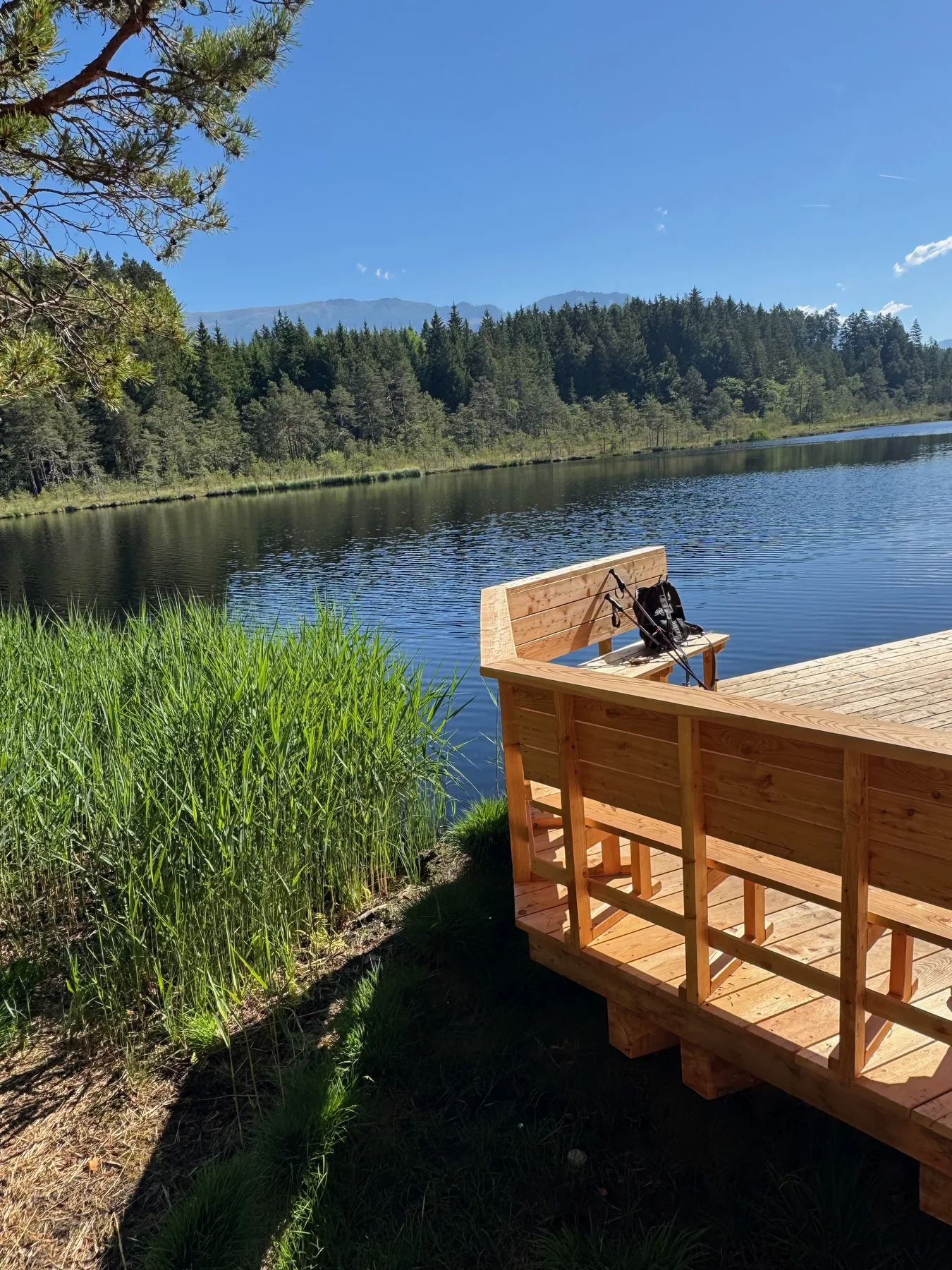 Ruhiger See mit Holzsteg