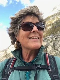 Astrid Schlauri-Mitterer bei einer Wanderung in den Bergen