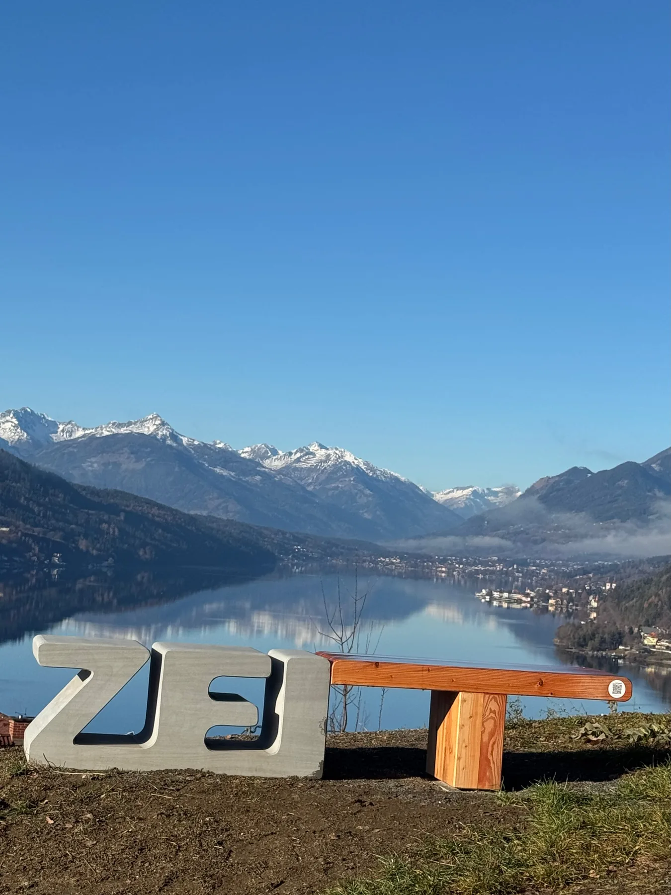 Blick auf Berge und See